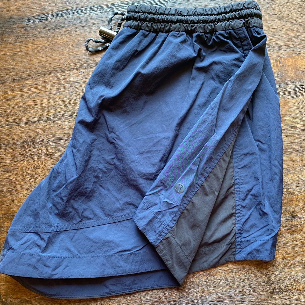 Lululemon, evergreen high-rise short, size 6, navy blue and black